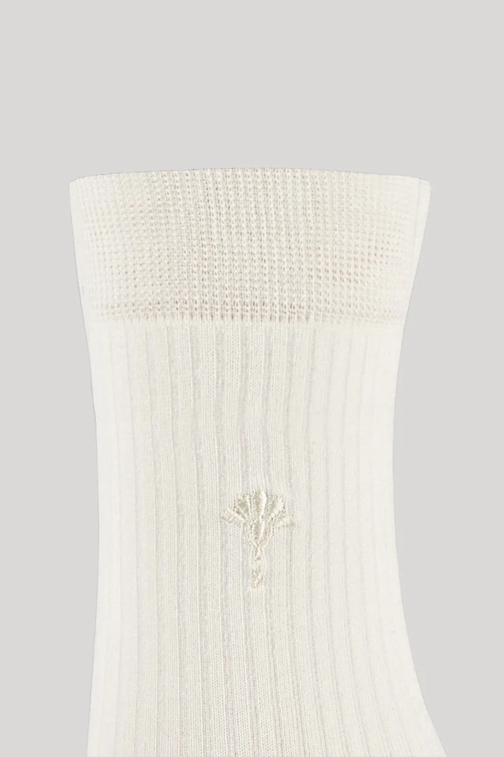 Leads to product detail page "‘For your daily glam’ socks in offwhite"