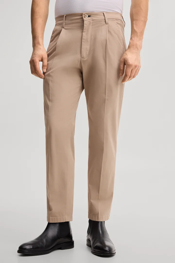 Leads to product detail page "Beige chinos"