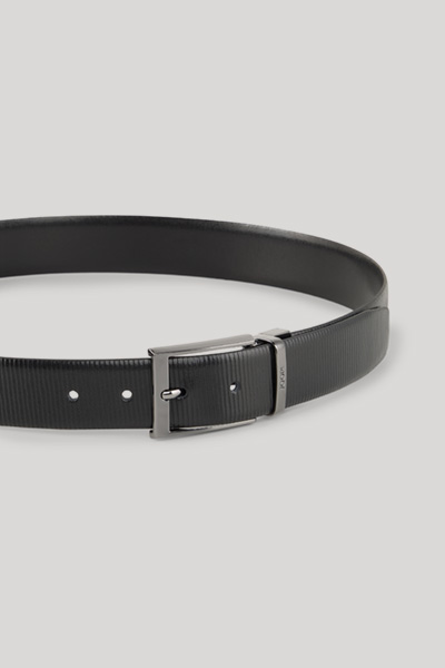 Leads to product detail page "Reversible belt in black"