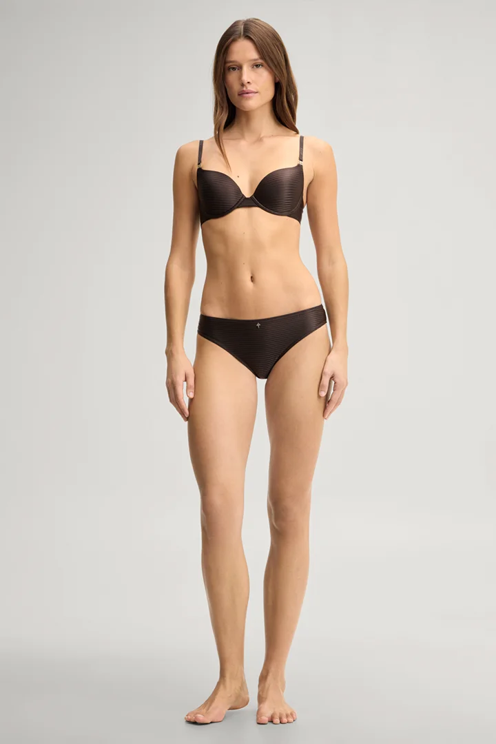 Leads to product detail page "Dark brown t-shirt bra"