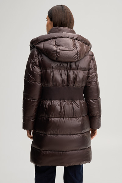 Leads to product detail page "Short quilted coat with hood in dark brown"