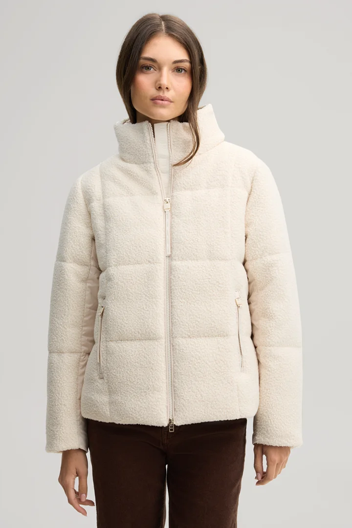 Führt zu Produktdetailseite „Bouclé-Jacke mit Stehkragen in Ecru"