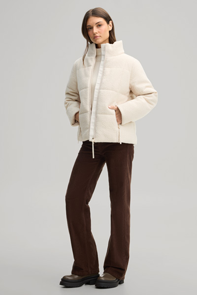 Führt zu Produktdetailseite „Bouclé-Jacke mit Stehkragen in Ecru"