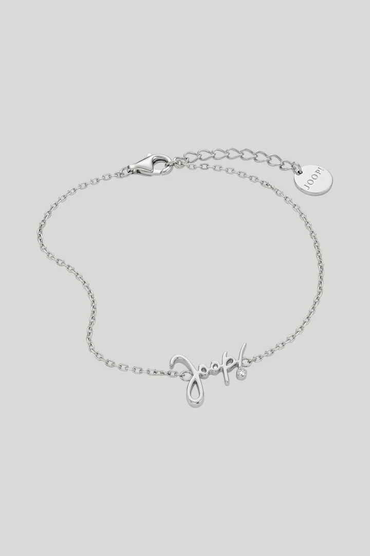 Leads to product detail page "Silver bracelet"