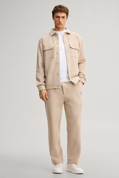 Leads to product detail page "Beige sweatpants"