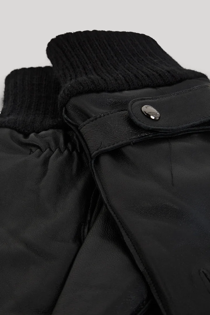 Leads to product detail page "Gloves in Black"