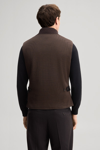 Leads to product detail page "Quilted waistcoat in dark brown"