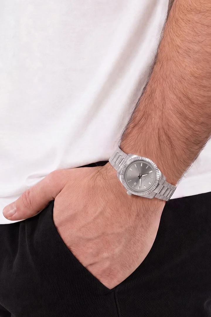 Leads to product detail page "Men’s silver wristwatch"