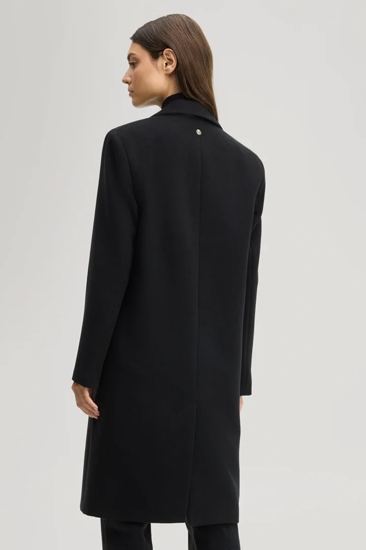 Leads to product detail page "Coat in Black"