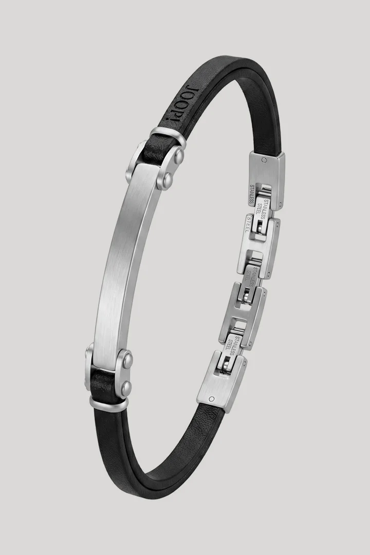 Leads to product detail page "Silver bracelet"