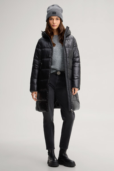 Führt zu Produktdetailseite „Black quilted coat with hood"