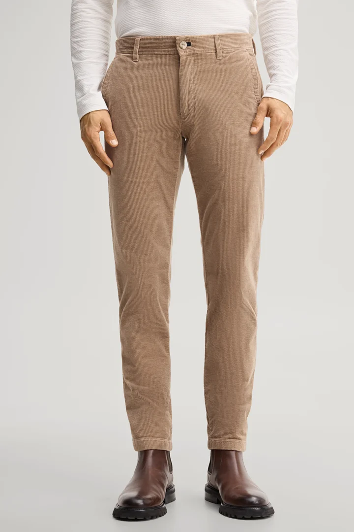 Leads to product detail page "Beige chinos"