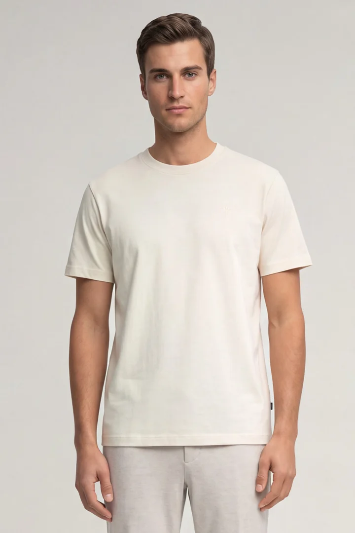 Leads to product detail page "Priamo T-shirt in Off-white"