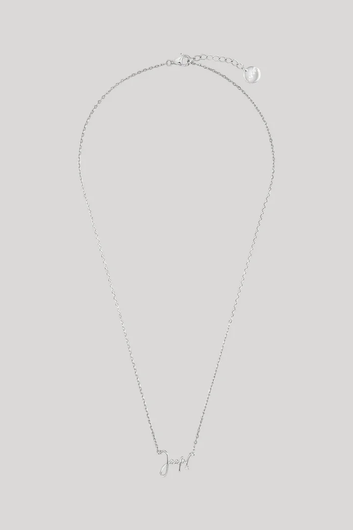 Leads to product detail page "Silver necklace with pendant"