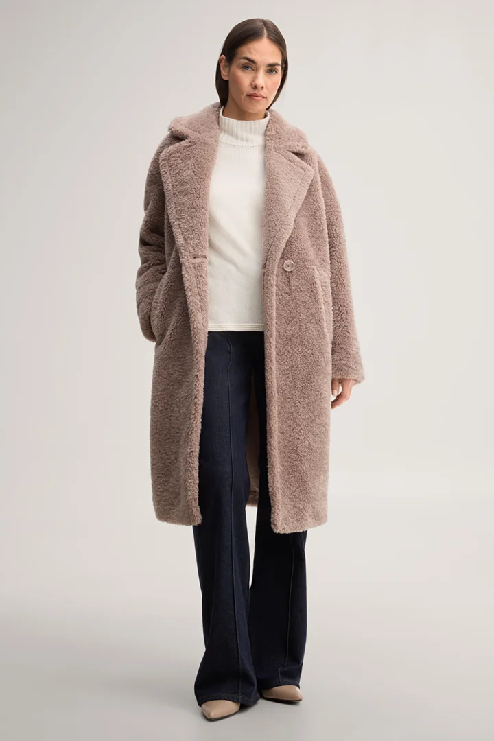 Leads to product detail page "Faux fur coat in beige"