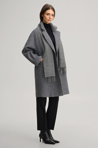 Leads to product detail page "Wool-blend coat in black and ecru with a pattern"