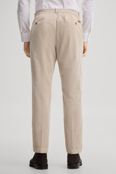 Führt zu Produktdetailseite „Bundfaltenhose in Hellbeige"