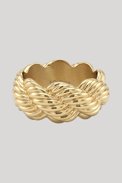 Leads to product detail page "Gold ring"