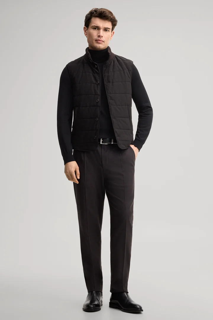 Leads to product detail page "Quilted waistcoat in dark brown"