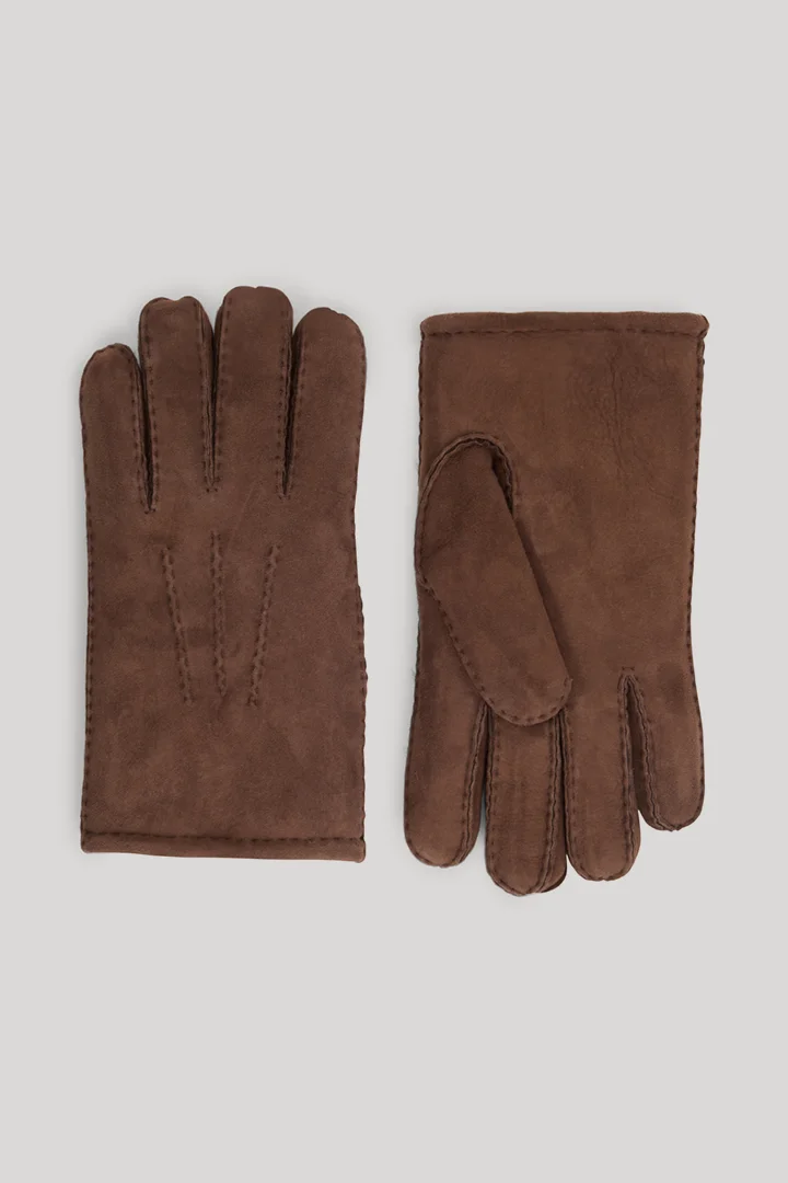 Leads to product detail page "Gloves in Brown"
