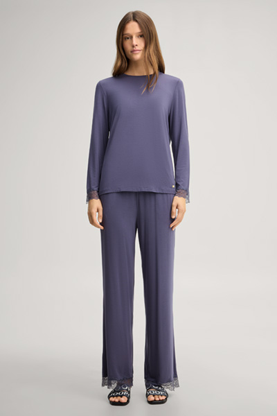Leads to product detail page "Grey loungewear shirt"