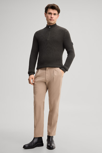 Leads to product detail page "Beige chinos"