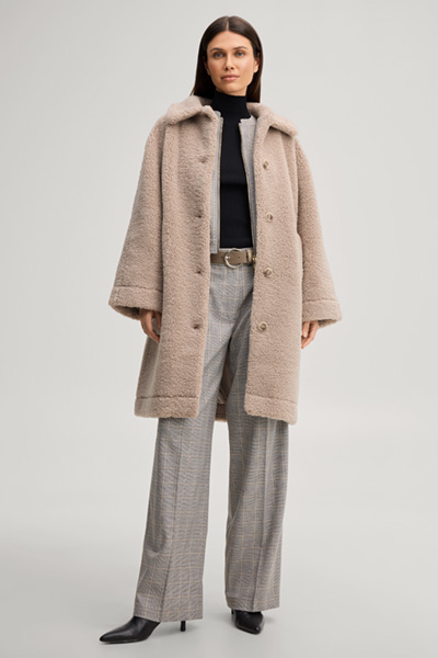 Leads to product detail page "Oversized teddy coat in greige"