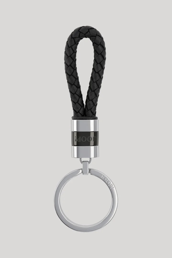 Leads to product detail page "Keyring in silver and black"