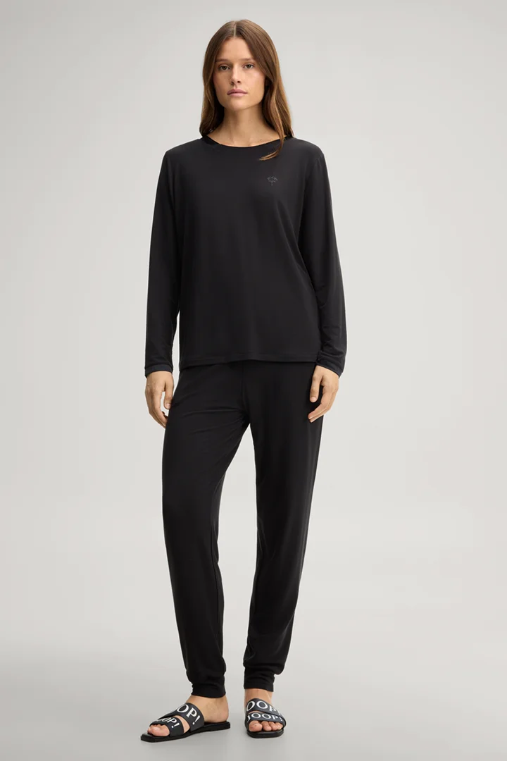 Leads to product detail page "Black loungewear shirt"
