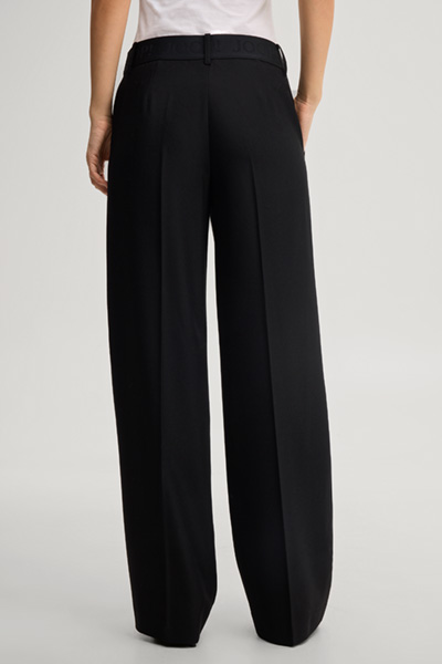 Leads to product detail page "Marlene trousers in black"