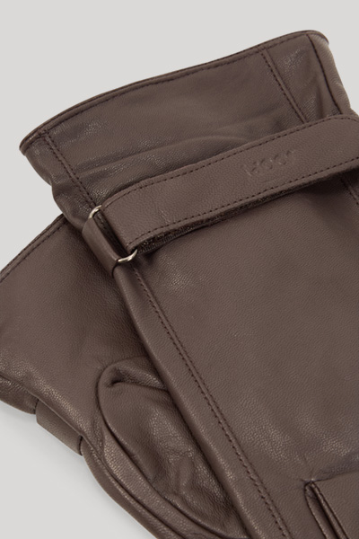 Leads to product detail page "Gloves in Dark Brown"