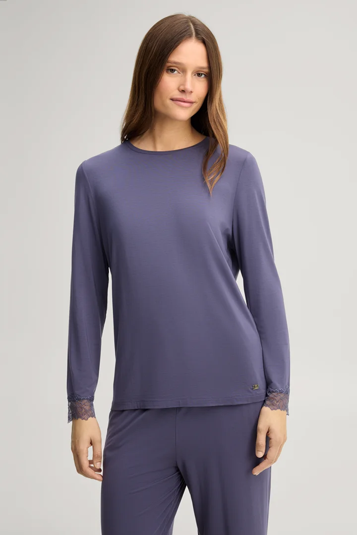 Leads to product detail page "Grey loungewear shirt"