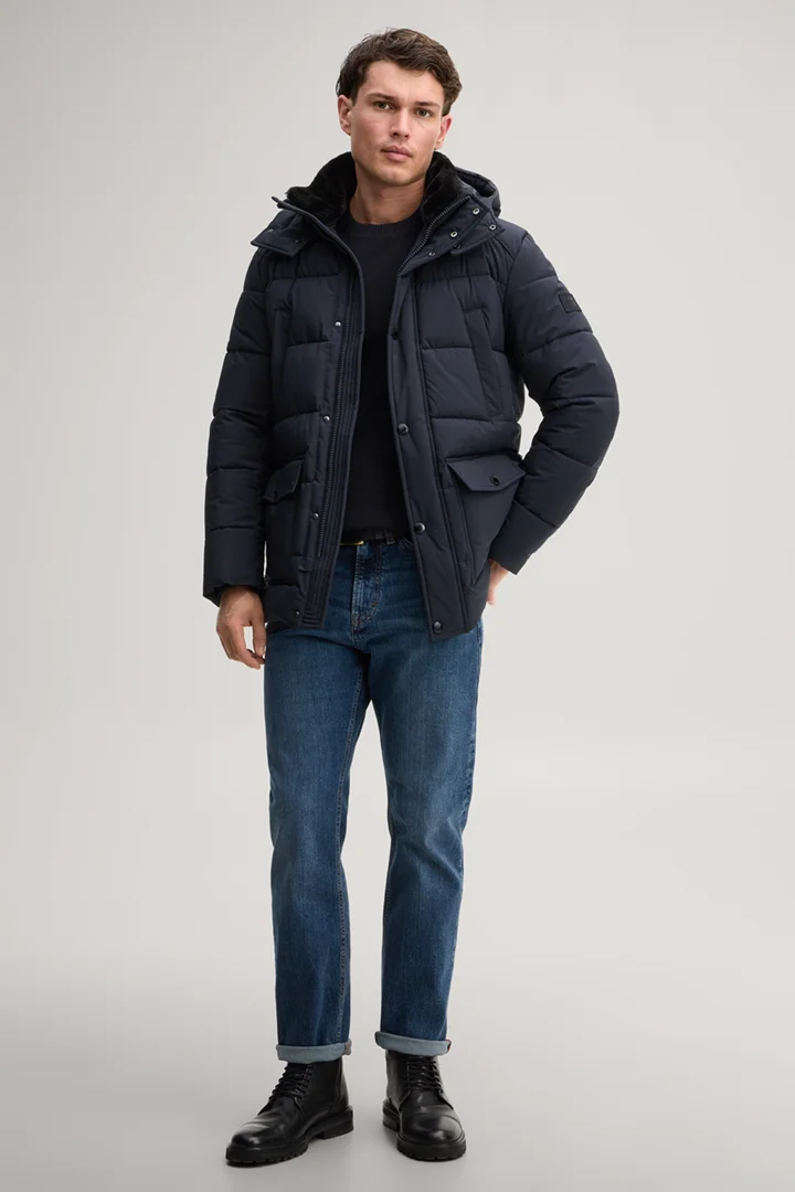 Leads to product detail page "Navy parka"