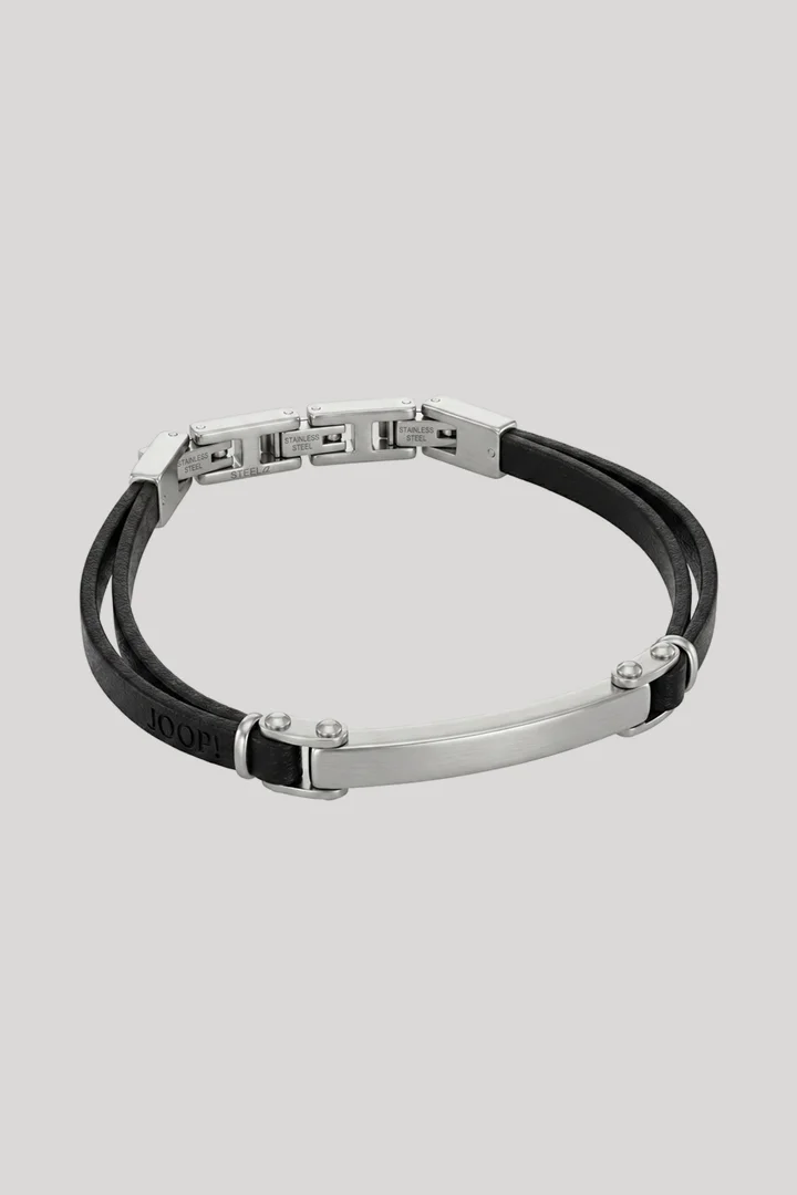 Leads to product detail page "Silver bracelet"