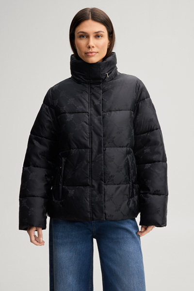 Leads to product detail page "Black quilted jacket with a cornflower pattern"