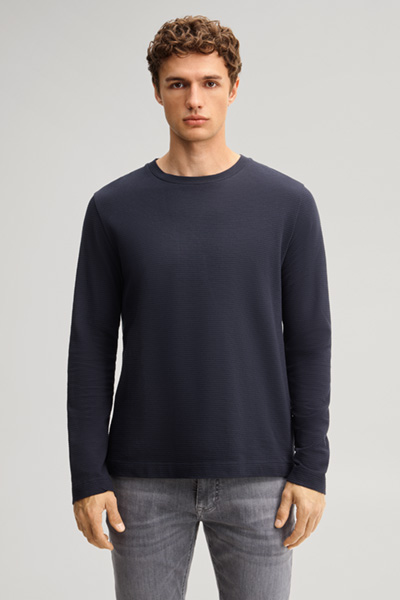 Leads to product detail page "Dark blue cotton longsleeve"