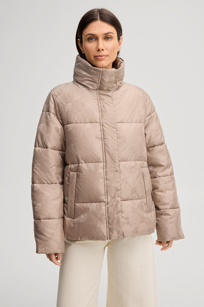Leads to product detail page "Beige patterned cornflower quilted jacket"