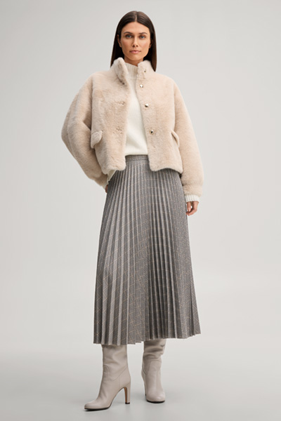 Leads to product detail page "Faux fur jacket with a stand-up collar in ecru"