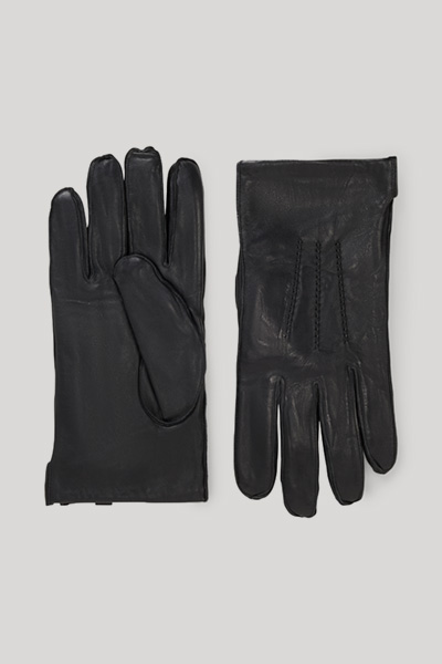 Leads to product detail page "Gloves in Black"