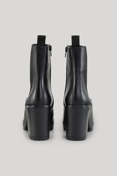 Leads to product detail page "Unico Cavalla ankle boots in black"