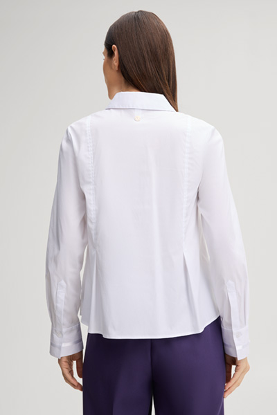 Leads to product detail page "White cotton-blend shirt"