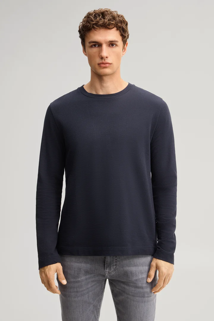 Leads to product detail page "Dark blue cotton longsleeve"
