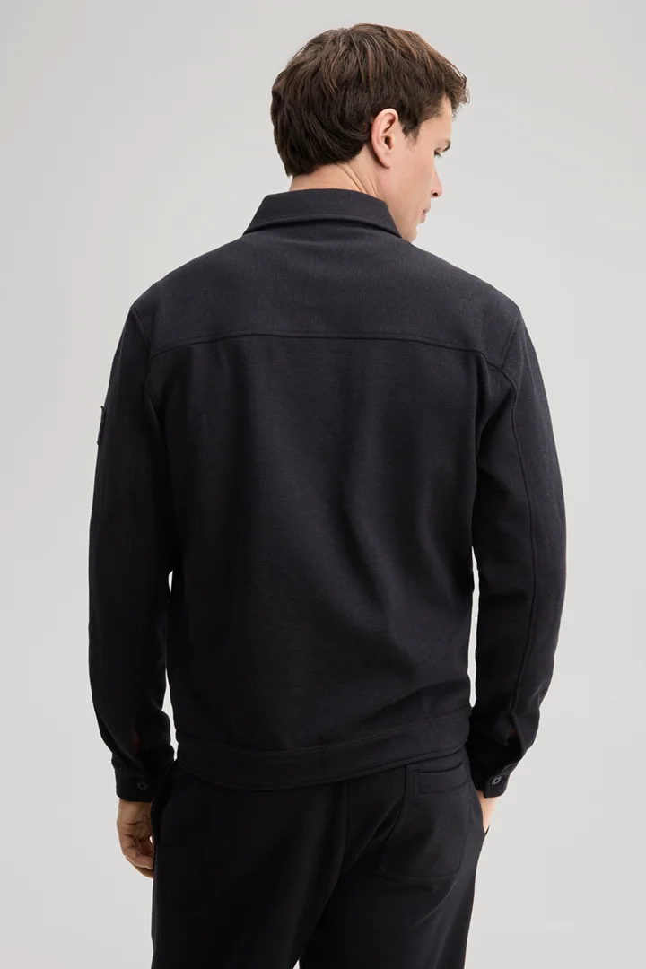 Leads to product detail page "Black overshirt"