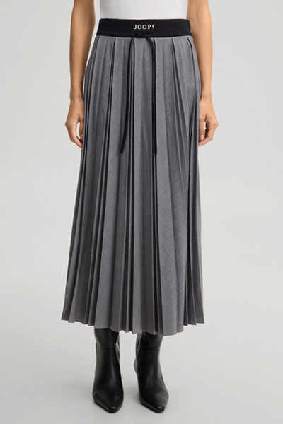 Leads to product detail page "Midi flannel skirt in marl grey"
