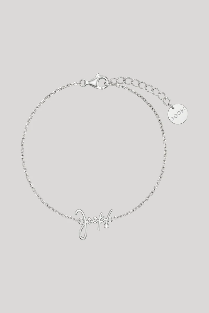Leads to product detail page "Silver bracelet"