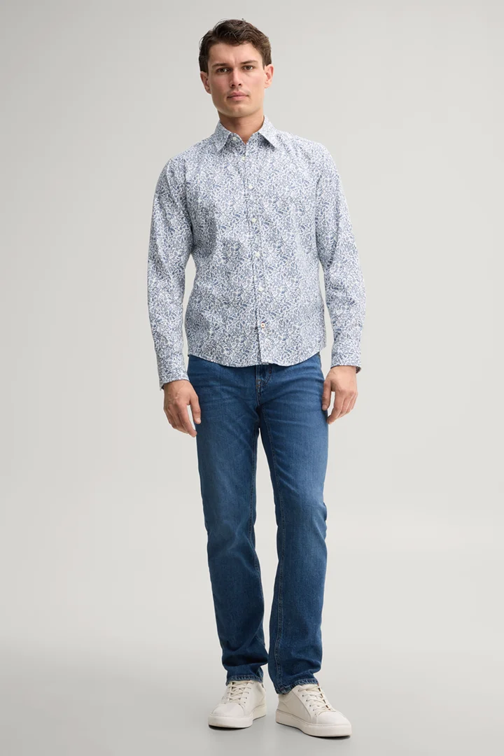 Leads to product detail page "Blue jeans"