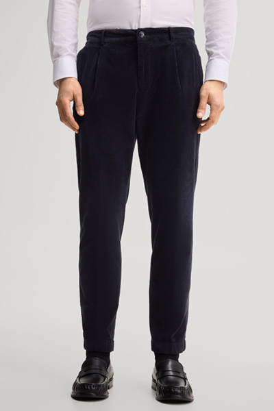 Leads to product detail page "Pleated trousers in navy"