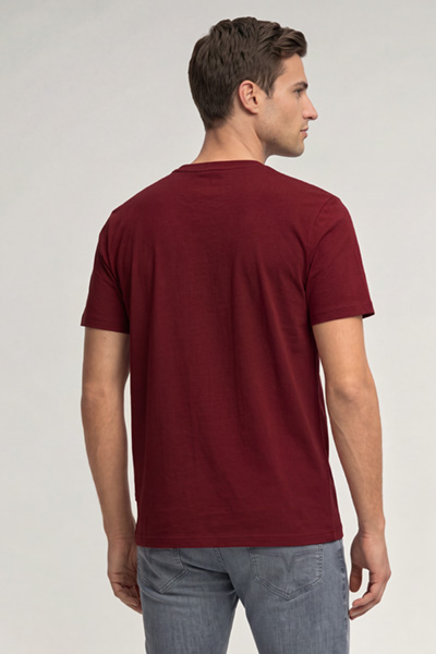 Leads to product detail page "T-shirt with a logo print in red"