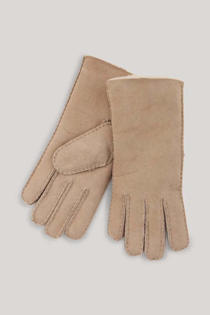 Leads to product detail page "Beige lambskin gloves"