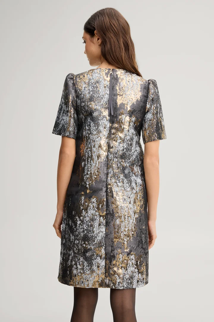 Leads to product detail page "Dress with puff sleeves in black, gold and silver pattern"